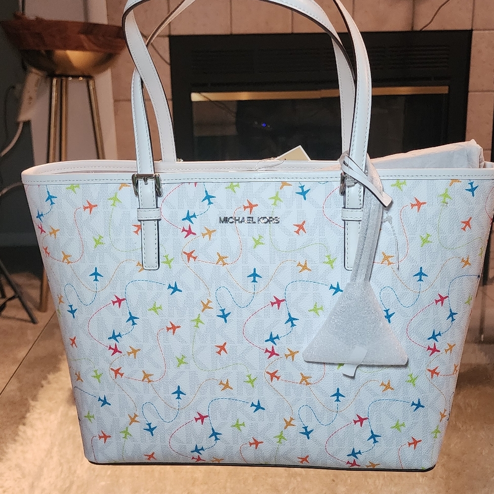 Michael Kors White Tote Bag with Structured Design